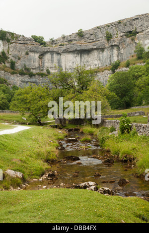 Malham Beck Malham Cove Yorkshire river Banque D'Images