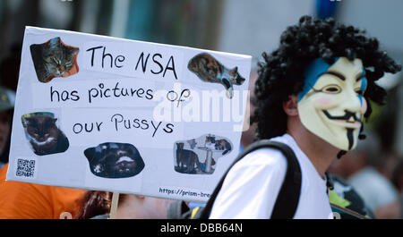 Francfort-sur-Main, Allemagne. 27 juillet, 2013. Des centaines de manifestants protester contre l'espionnage par l'Agence nationale de sécurité américaine à Francfort-sur-Main, Allemagne, 27 juillet 2013. Manifestations contre l'espionnage ont lieu dans toute l'Allemagne d'aujourd'hui. Photo : ROLAND HOLSCHNEIDER/dpa/Alamy Live News Banque D'Images