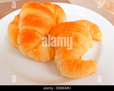 Les croissants sur le plat blanc Banque D'Images
