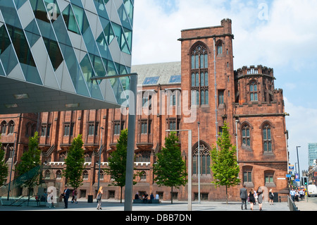 John Rylands Library et Emporio Armani shop, l'Avenue, Spinningfields, Manchester, UK Banque D'Images