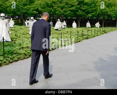 Washingon DC, USA. 27 juillet, 2013. Le président des États-Unis Barack Obama s'écarte après dépôt d'une couronne avant de délivrer remarques soulignant le 60e anniversaire de l'Armistice de la guerre à la Korean War Veterans Memorial à Washington, D.C. le Samedi, Juillet 27, 2013. Credit : Ron Sachs / Piscine via CNP Crédit : afp photo alliance/Alamy Live News Banque D'Images