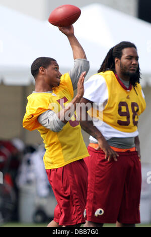 Richmond, Virginia, USA. 26 juillet, 2013. 27 juillet 2013 : Redskins de Washington # 5 Pat White en action à la Bon Secours centre de formation à Richmond, en Virginie. Daniel Kucin Jr./ CSM/Alamy Live News Banque D'Images