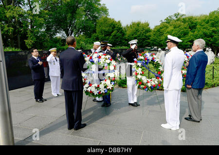 Washingon DC, USA. 27 juillet, 2013. Le président des États-Unis Barack Obama dépose une couronne avant de délivrer remarques soulignant le 60e anniversaire de l'Armistice de la guerre à la Korean War Veterans Memorial à Washington, D.C. le Samedi, Juillet 27, 2013. Credit : Ron Sachs / Piscine via CNP Crédit : afp photo alliance/Alamy Live News Banque D'Images