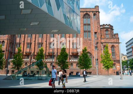 John Rylands Library et Emporio Armani shop, l'Avenue, Spinningfields, Manchester, UK Banque D'Images