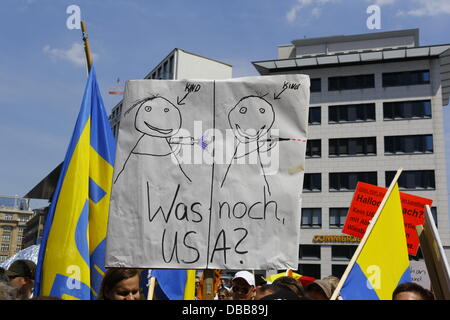 Francfort, Allemagne. 27 juillet 2013. L'affiche indique 'Quoi d'autre USA ?" Les hommes politiques appelé à la fin de l'état de surveillance, un droit à la vie privée et de la justice pour les dénonciateurs comme Edward Snowden à l'ouverture du rallye # StopWatchingUs protester à Francfort. La manifestation s'inscrivait dans le cadre d'une journée mondiale de protestation. Crédit : Michael Debets/Alamy Live News Banque D'Images