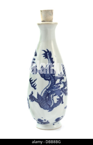 Bleu et blanc de Chine porcelain pot isolated on white Banque D'Images