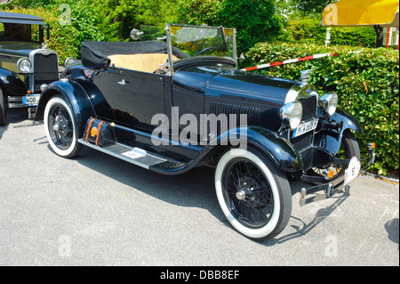 Oldtimer rallye pendant au moins 80 ans voitures anciennes avec un cabriolet Ford, construit à l'année 1928 Banque D'Images