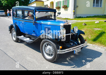 Oldtimer rallye pendant au moins 80 ans voitures anciennes avec Chevrolet Sedan annonce Universal, construit à l'année 1930 Banque D'Images