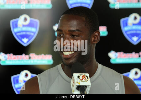 Richmond, Virginia, USA. 26 juillet, 2013. 27 juillet 2013 : Redskins de Washington # 88 Pierre Garcon parle au podium à la Bon Secours centre de formation à Richmond, en Virginie. Daniel Kucin Jr./ CSM/Alamy Live News Banque D'Images