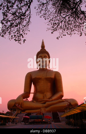 Monastère Wat Muang dans la province de Ang Thong, grand bouddha de Thaïlande. Banque D'Images