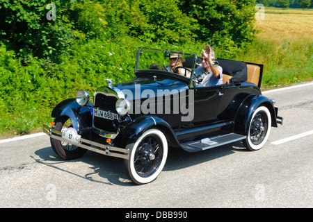 Oldtimer rallye pendant au moins 80 ans voitures anciennes avec un cabriolet Ford, construit à l'année 1928 Banque D'Images