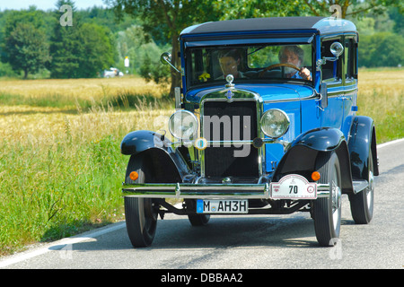 Oldtimer rallye pendant au moins 80 ans voitures anciennes avec Chevrolet Sedan annonce Universal, construit à l'année 1930 Banque D'Images