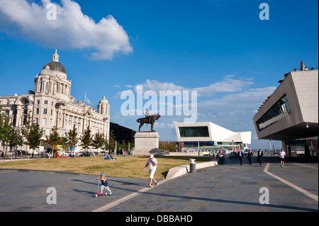 Pier Head avec le port de Liverpool Building, le Musée de Liverpool et de nouveau terminal de ferries, Liverpool, Royaume-Uni Banque D'Images