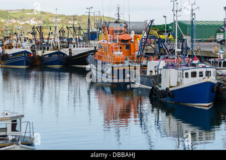 Bateaux de pêche et de canot amarré dans le Port de Campbeltown Ecosse Banque D'Images