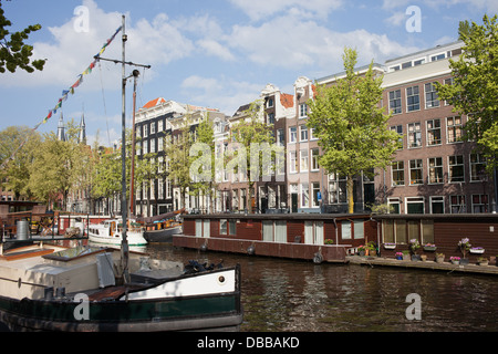 Bateaux et péniches sur un canal à Amsterdam, Hollande, Pays-Bas. Banque D'Images