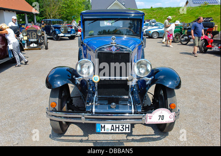 Oldtimer rallye pendant au moins 80 ans voitures anciennes avec Chevrolet Sedan annonce Universal, construit à l'année 1930 Banque D'Images