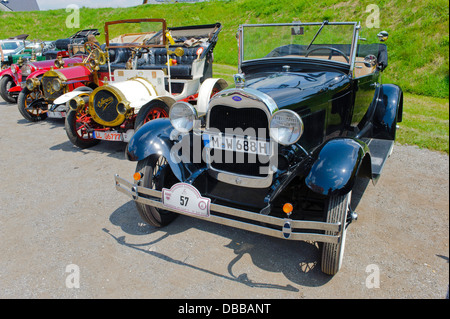 Oldtimer rallye pendant au moins 80 ans voitures anciennes avec un cabriolet Ford, construit à l'année 1928 Banque D'Images