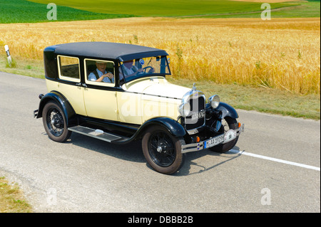 Oldtimer rallye pendant au moins 80 ans avec une Ford voitures d'époque, construit à l'année 1928 Banque D'Images