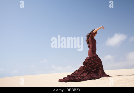 Dans la danseuse de flamenco robe longue dans les dunes Banque D'Images