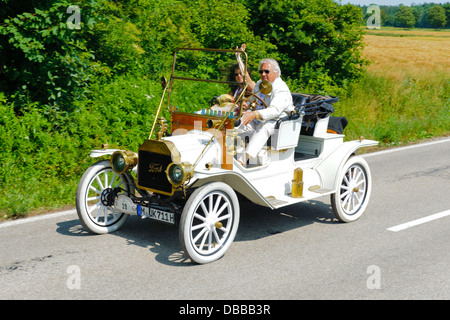 Oldtimer rally pour au moins 80 ans avec voitures anciennes Ford T Roadster, construit à l'année 1911 Banque D'Images