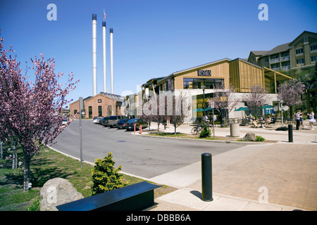 Le Old Mill District shopping mall présente les meilleurs détaillants et restaurants de Bend, Oregon Banque D'Images