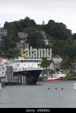 Les kayakistes et calmac ferry amarré dans le port d'Oban en Écosse juillet 2013 Banque D'Images