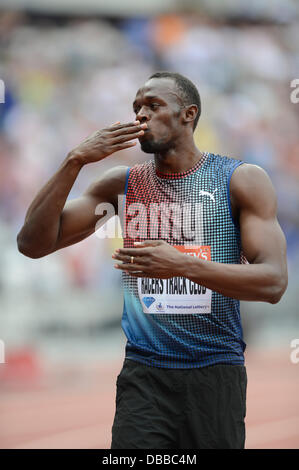 Londres, Royaume-Uni. Samedi 27 juillet 2013. Usain Bolt montre sa joie après avoir traversé la ligne pour aider à la Jamaican Racers Track Club gagner le Men's 4x100m relais à l'IAAF Diamond League 2013 Sainsbury's jeux anniversaire qui a eu lieu au Queen Elizabeth Olympic Park Stadium à Londres. Credit : Russell Hart/Alamy Live News. Banque D'Images