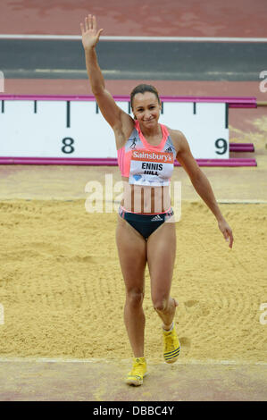 Londres, Royaume-Uni. Samedi 27 juillet 2013. Londres, Royaume-Uni. Samedi 27 juillet 2013. Jessica Ennis-Hill, champion olympique de l'heptathlon actuel, rend hommage à ses fans au cours de l'événement au saut en longueur de l'IAAF Diamond League 2013 Sainsbury's jeux anniversaire qui a eu lieu au Queen Elizabeth Olympic Park Stadium à Londres. Credit : Russell Hart/Alamy Live News. Banque D'Images