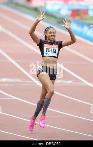 Londres, Royaume-Uni. Samedi 27 juillet 2013. Allyson Felix des Etats-Unis montre sa joie après avoir remporté le 200 m sprint femmes à l'événement 2013 IAAF Diamond League jeux anniversaire Sainsbury's qui a eu lieu au Queen Elizabeth Olympic Park Stadium à Londres. Credit : Russell Hart/Alamy Live News. Banque D'Images