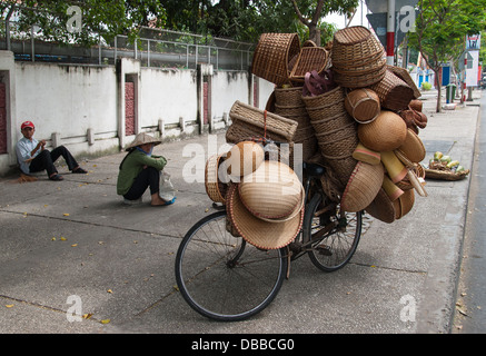 Une femme non identifiée vend des paniers sur 2 Janvier 2008 à Ho Chi Minh City, Vietnam. Banque D'Images