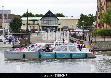 Bristol, Royaume-Uni. 27 juillet 2013. Premier ferry pour piles à combustible au Royaume-Uni, Hydrogenesis. Bateau à hydrogène vu lors de ce festival de 2013 dans le port à Bristol City Docks. Crédit : Robert Timoney/Alamy Live News Banque D'Images