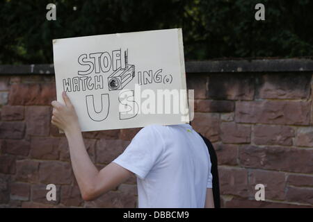 Francfort, Allemagne. 27 juillet 2013. Un protestataire est titulaire d'un panneau 'Stop' nous regarde. Un petit nombre de militants réunis pour une manifestation silencieuse devant le Consulat Général de France à Francfort, pour protester contre le prisme et la surveillance mondiale des communications par la NSA. Crédit : Michael Debets/Alamy Live News Banque D'Images