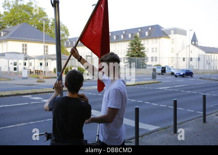 Francfort, Allemagne. 27 juillet 2013. Mettre en place un activiste drapeau rouge à l'extérieur du consulat général des Etats-Unis. Un petit nombre de militants réunis pour une manifestation silencieuse devant le Consulat Général de France à Francfort, pour protester contre le prisme et la surveillance mondiale des communications par la NSA. Crédit : Michael Debets/Alamy Live News Banque D'Images