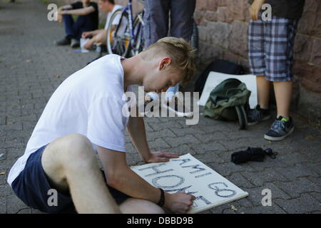 Francfort, Allemagne. 27 juillet 2013. Un protestataire fait un self-made-poster. Un petit nombre de militants réunis pour une manifestation silencieuse devant le Consulat Général de France à Francfort, pour protester contre le prisme et la surveillance mondiale des communications par la NSA. Crédit : Michael Debets/Alamy Live News Banque D'Images