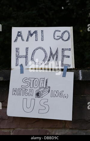 Francfort, Allemagne. 27 juillet 2013. Les affiches sont dépeints que lire "Ami go home' et 'Stop' nous regarde. Un petit nombre de militants réunis pour une manifestation silencieuse devant le Consulat Général de France à Francfort, pour protester contre le prisme et la surveillance mondiale des communications par la NSA. Crédit : Michael Debets/Alamy Live News Banque D'Images