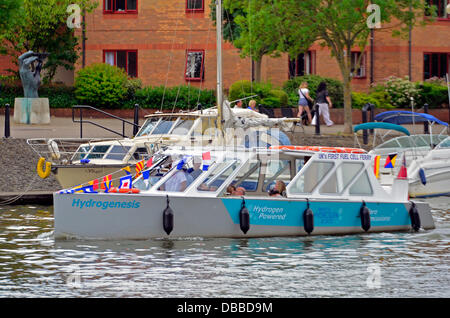 Bristol, Royaume-Uni. 27 juillet 2013. UK's première pile à combustible. Hydrogenesis,Ferry Bateau à hydrogène observé au niveau de cette années 2013 Harbour Side Festival à Bristol City's Docks. Crédit : Robert Timoney/Alamy Live News Banque D'Images