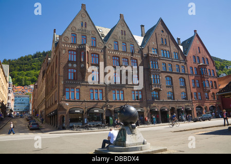 Europe Norvège Bergen Bryggen bâtiments préservés sur quai hanséatique renommée mondiale la seconde guerre mondiale monument commémoratif de guerre Banque D'Images