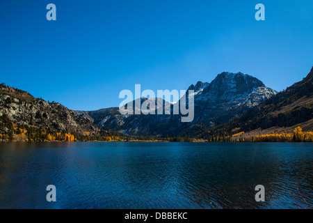 Lac d'argent dans la boucle du lac juin est de la Sierra Nevada en Californie Banque D'Images