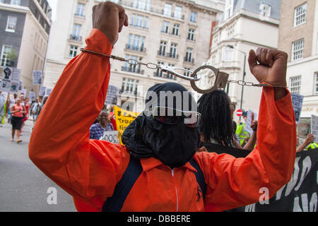 Londres, Royaume-Uni. 27 juillet, 2013. Un homme en prison américaine sur l'uniforme à partir de mars l'ambassade des États-Unis à Downing Street demande justice pour Trayvon Martin, un adolescent noir américain abattu. Son meurtrier, George Zimmerman, a été acquitté. Crédit : Paul Davey/Alamy Live News Banque D'Images