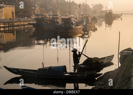 Un pêcheur prépare son bateau dans le port le 10 janvier 2008 à Hoi An, Vietnam Banque D'Images