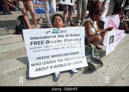 Trafalgar Square Londres, Royaume-Uni. 27 juillet, 2013. Un petit groupe de manifestants se rassemblent sur les pas de Saint Martin dans les champs pour faire campagne pour la libération de dénonciateur Bradley Manning, qui est détenu par les autorités américaines Crédit : amer ghazzal/Alamy Live News Banque D'Images