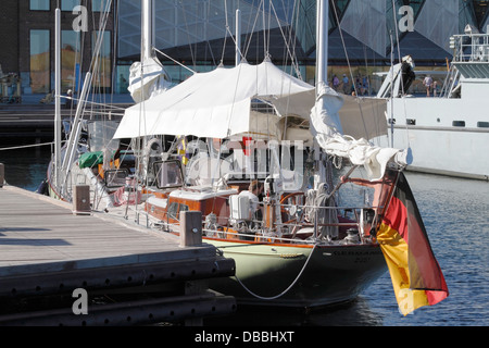 L'yacht Germania allemand visiter Port amarré à côté de l'Elseneur le navire de guerre danois HDMS Nymfen P524 en face de la Cour de la Culture Banque D'Images