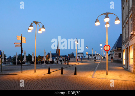 Maastricht Saint Servatius (Sint Servaasbrug) pont sur la Meuse à Maastricht au crépuscule avec éclairage lampadaire Limbourg, pays-Bas UE Banque D'Images