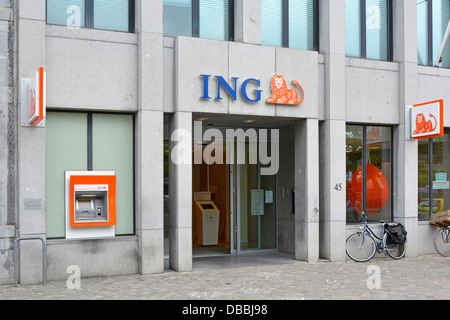 Maastricht City Vrijthof Square local ING Bank enseigne d'entrée et logo ATM trou dans le guichet automatique mural pour les espèces et les transactions financières Banque D'Images