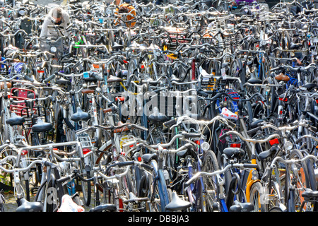 Ville de Maastricht repérer le cycliste récupérant le vélo garé dans le populaire plein plein plein plein plein plein plein de stationnement de vélo l'été dans Limbourg pays-Bas Europe UE Banque D'Images