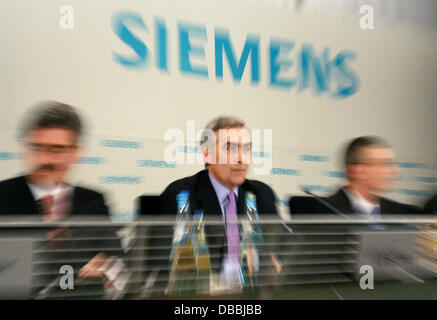 (L-R) Siemens DIRECTEUR FINANCIER Joe Kaeser, chef Peter Loescher, et porte-parole Stephan Heimbach, photographié à les chiffres semestriels de la conférence de presse à Munich, Allemagne, 30 avril 2008. Le groupe supprimé son résultat visé après un effondrement des bénéfices énormes en Q2 et problèmes avec ses grands projets. Photo : Tobias HASE Banque D'Images