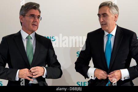 Directeur financier de Seimens Joe Kaeser (L) et directeur général de Siemens Peter Loescher stand lors d'une conférence de presse avant le début d'une réunion des actionnaires à Munich, Allemagne, 23 janvier 2013. Photo : PETER KNEFFEL Banque D'Images