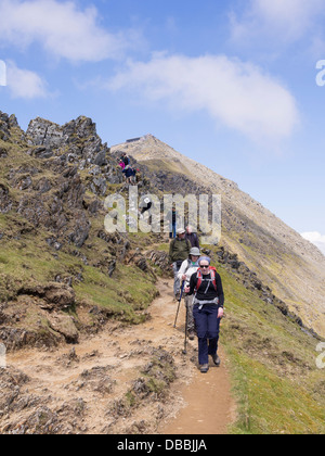 Groupe de randonneurs en ordre décroissant vers le bas le chemin de Rhyd Ddu Mont Snowdon au sommet de montagnes du Parc National de Snowdonia au Pays de Galles UK Banque D'Images