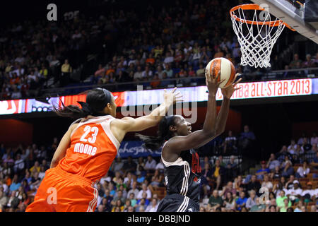 27 juillet 2013 - Uncasville, Connecticut, United States - centre de conférence de l'est Tina Charles (31) de la Connecticut Sun durs par Western Conférence Maya Moore (23) de la Minnesota lynx au cours de la première moitié de la WNBA All-Star Game 2013 à Mohegan Sun Arena. Anthony Nesmith/CSM Banque D'Images