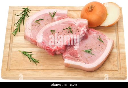 Côtelettes de longe de porc sur une planche à découper en bois - studio photo avec un fond blanc Banque D'Images